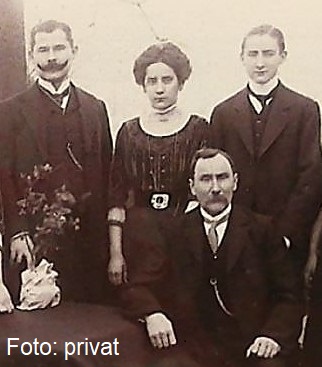 Das Foto zeigt ein historisches Familienporträt. Zwei Männer und eine Frau stehen, ein Mann sitzt. Die Männer tragen dunkle Anzüge; die Frau trägt ein dunkles Kleid mit einem helleren Einsatz und eine Kette. Der Sitzende hält Blumen. Alle blicken ernst in die Kamera. Über dem Bild steht "Foto: privat".