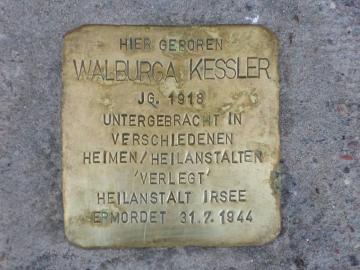 Historische Orte: Stolperstein für Walburga Kessler am Wohnort ihrer Familie, Foto des Stolpersteines