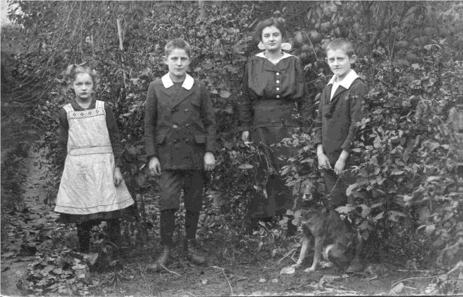 Opferbiographie: Katharina Sandmann, Katharina dritte von links mit ihren Geschwistern Anita, Bernhard und Herbert