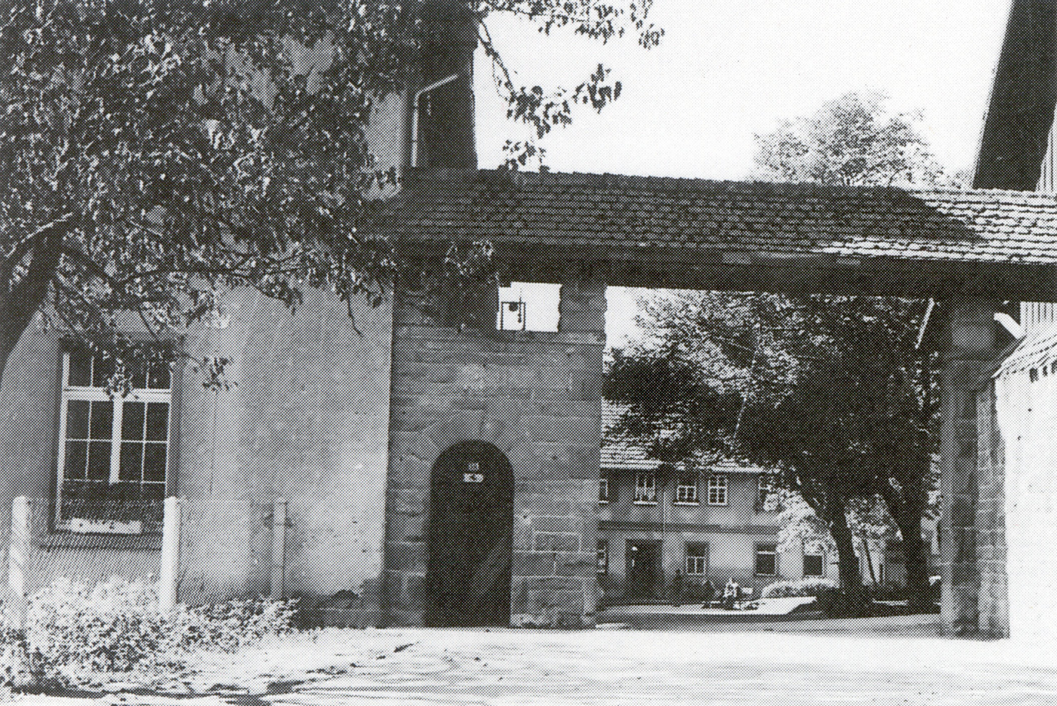 Historischer Ort: Erziehungs- und Pflegeanstalt für Geistesschwache in Mosbach,Früheres Tor zum Schwarzacher Hof