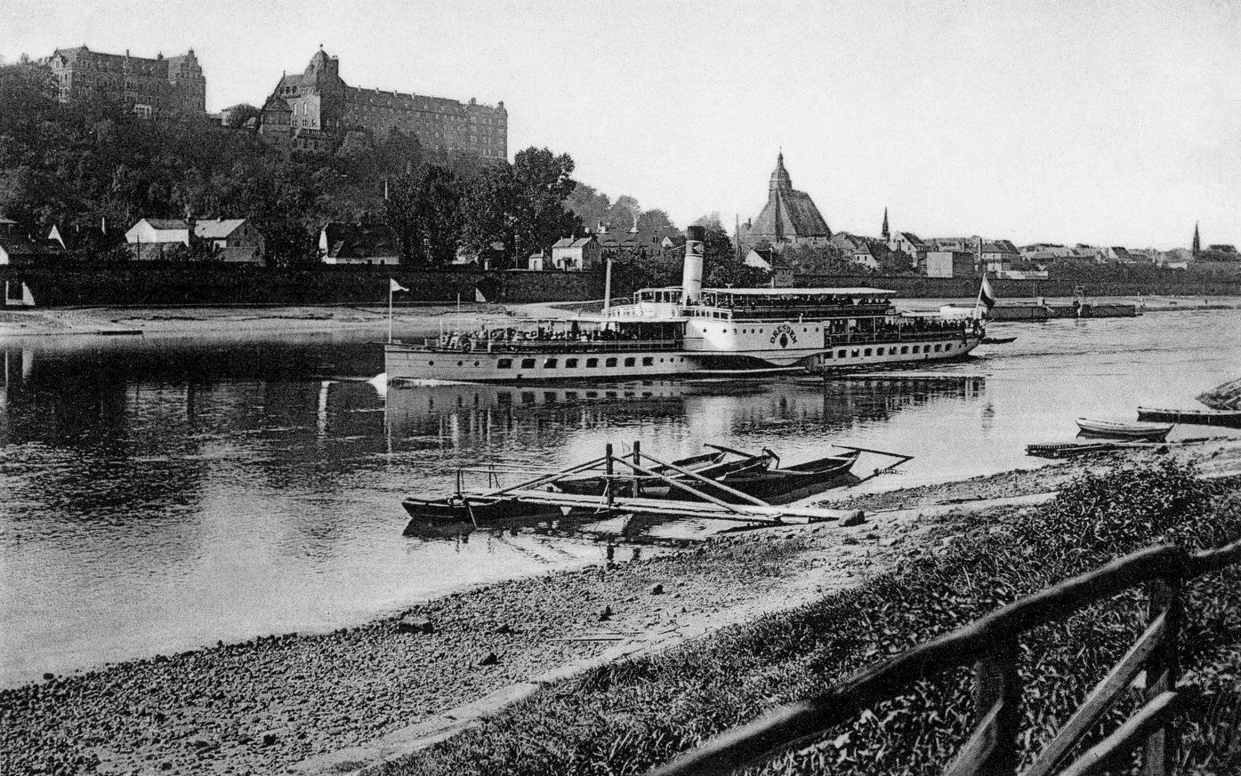 Historischer Ort: Pirna-Sonnenstein, Foto eines Dampfers mit Schloss