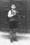 Opferbiografie: Wolfgang Brühl, Foto vor Schule