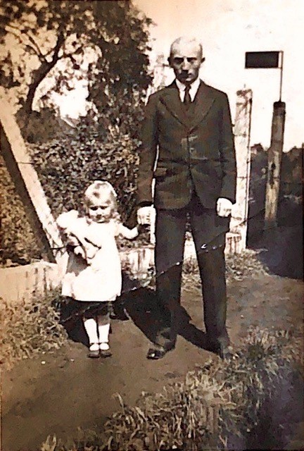 Opferbiographie: Johann Josef Becker, Foto mit Tochter Elke 1934