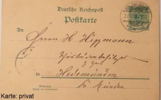 Das Foto zeigt eine alte gelbliche Postkarte mit schwarzer Schrift. Oben links steht "Deutsche Reichspost Postkarte" und rechts ist eine grüne 5-Pfennig-Briefmarke mit dem Stempel "NÜRNBERG 2 17.6.06 11-12V." In der Mitte steht die Adresse "An Herrn H. Hoffmann, Schiessbudenbesitzer" in geschwungener Handschrift. Am unteren Rand steht "Karte: privat".
