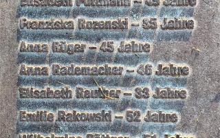 Opferbiographie: Elisabeth Puttmann, erweitertes Detail der Aufschrift auf dem Denkmal in Eickelborn