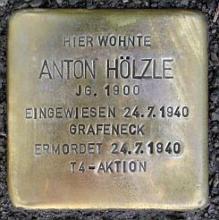 Historischer Ort: Stolperstein für anton Hölzle, Foto des Stolpersteines